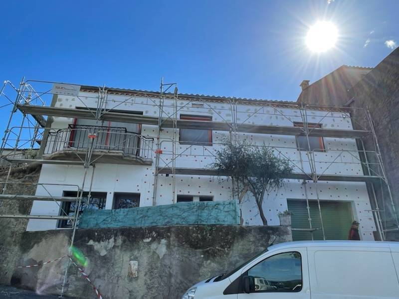 Opter pour un ravalement de façade avec isolation extérieure en polystyrène pour des performances optimales à Montpellier