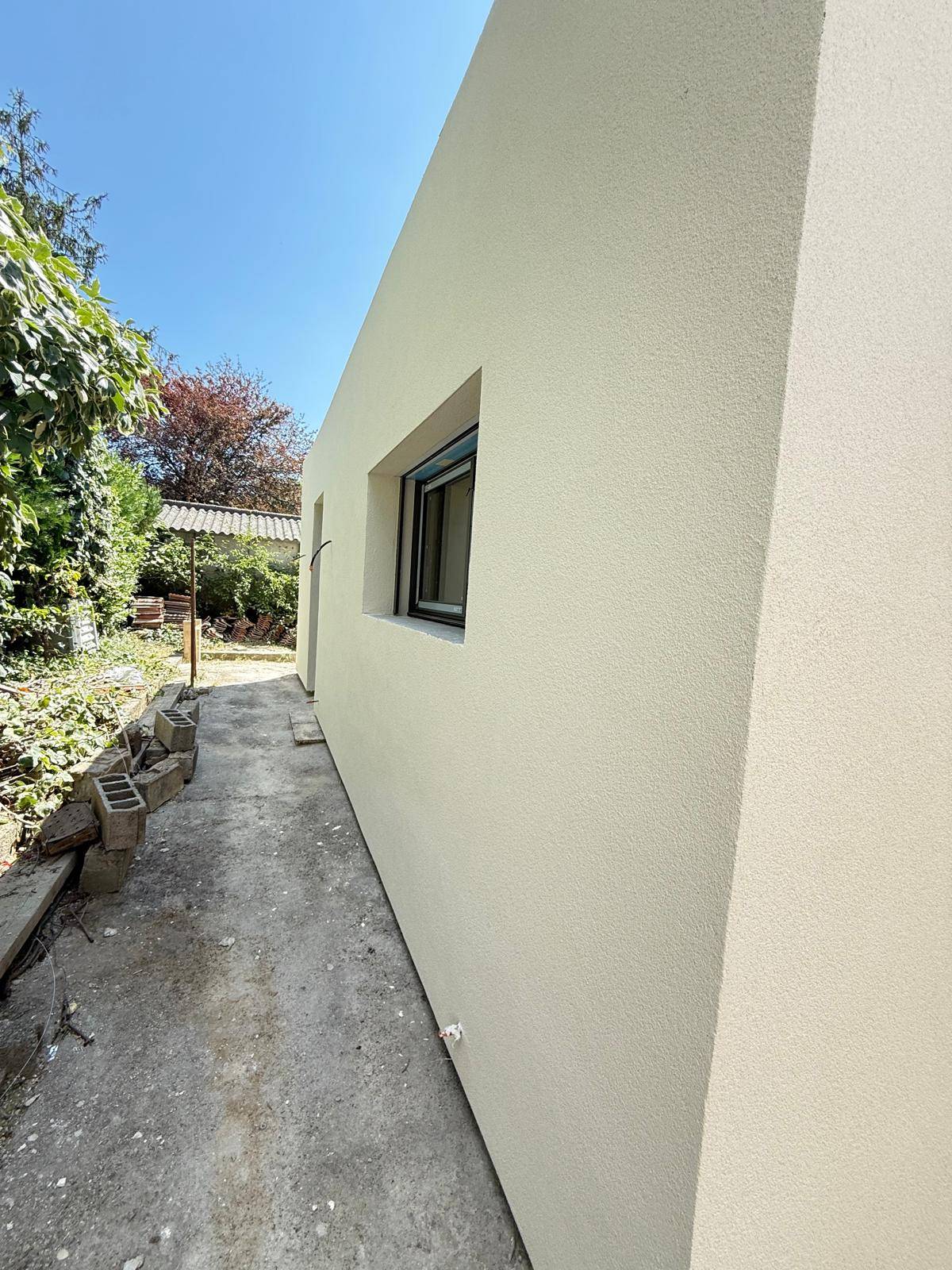 La laine de roche est un matériau isolant d’origine minérale,