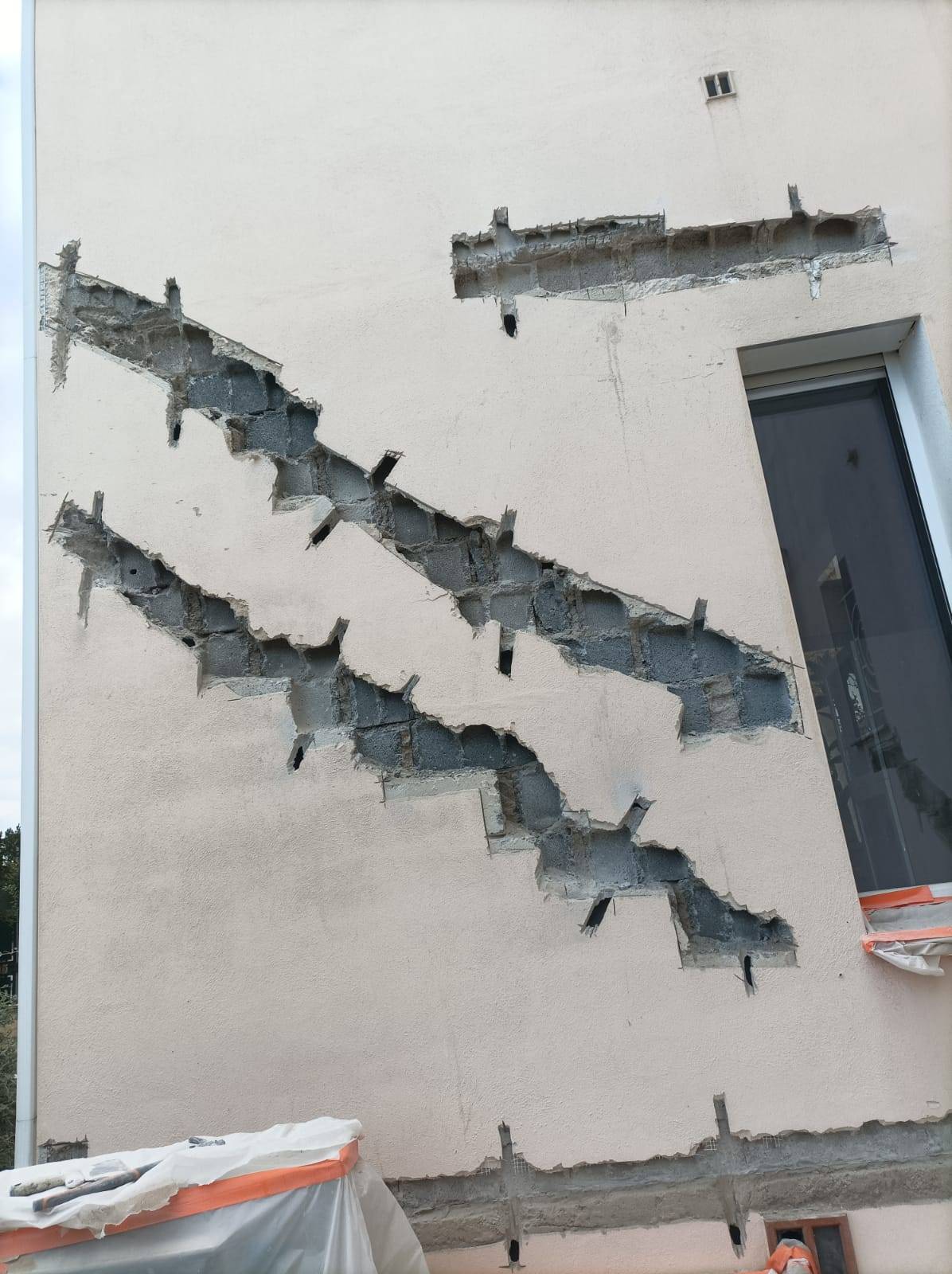 Réparation d’un mur fissuré par mouvements du bâti – Pose d’agrafes de renfort