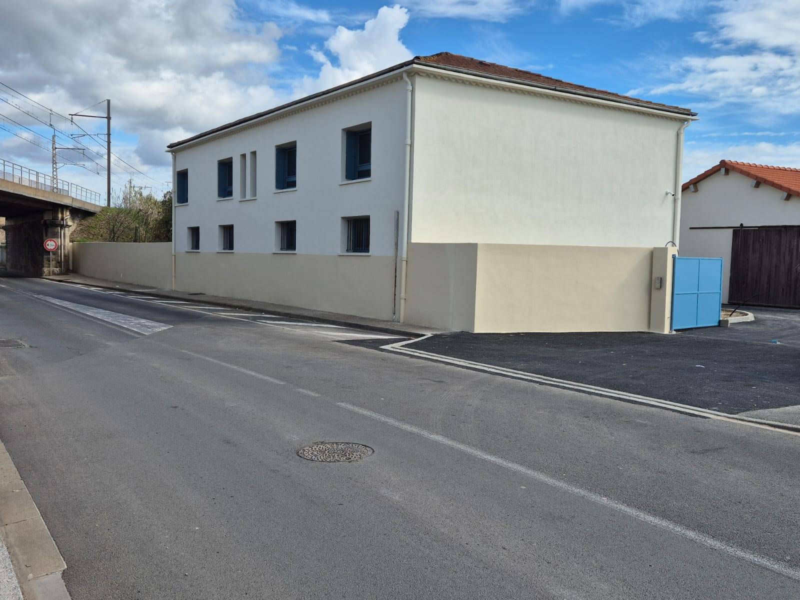 Nettoyer efficacement ses murs de façade pour une peinture durable et esthétique à Montpellier et alentours