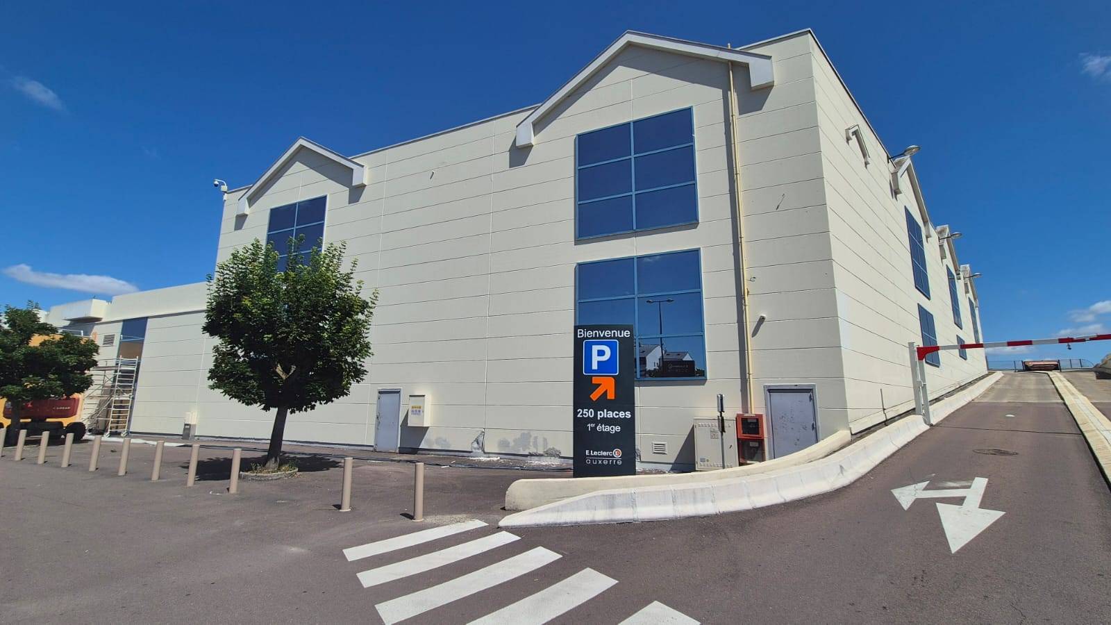 Application peinture D3 façade Centre Leclerc par Sud Ravalement