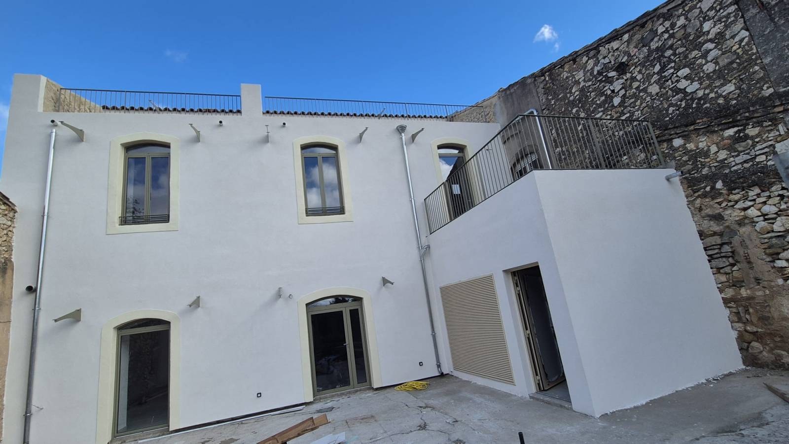 Isolation Thermique par l’Extérieur en Polystyrène : Performance Énergétique et Valorisation des Façades à Montpeyroux