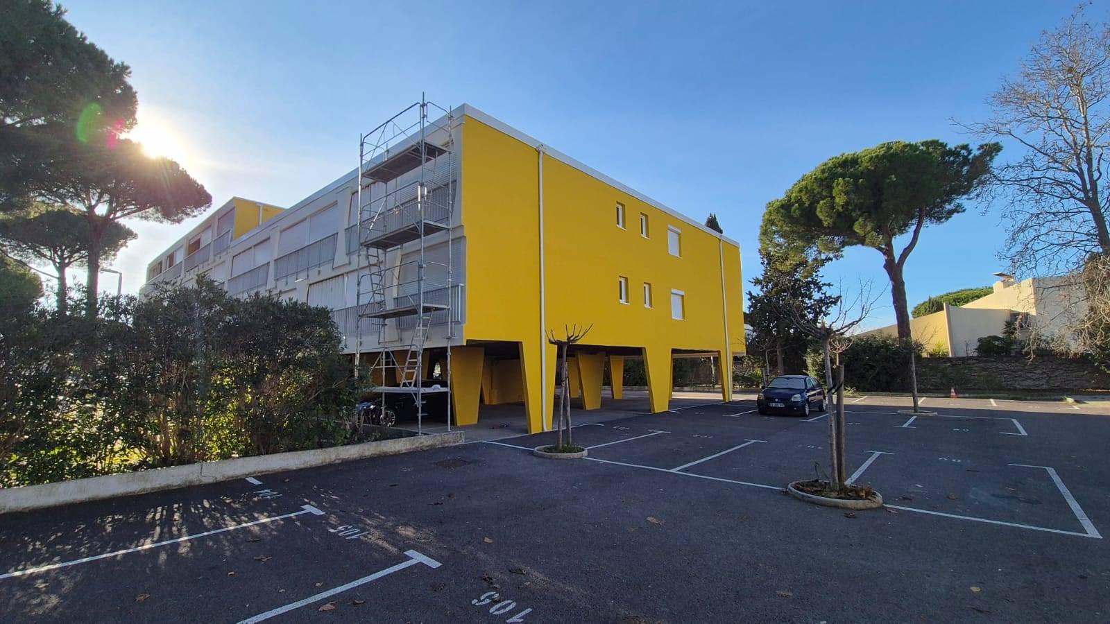 Ravalement de façade avec décapage et RPE D3 inversé – Résidence L’Abricotier à La Grande-Motte (34)