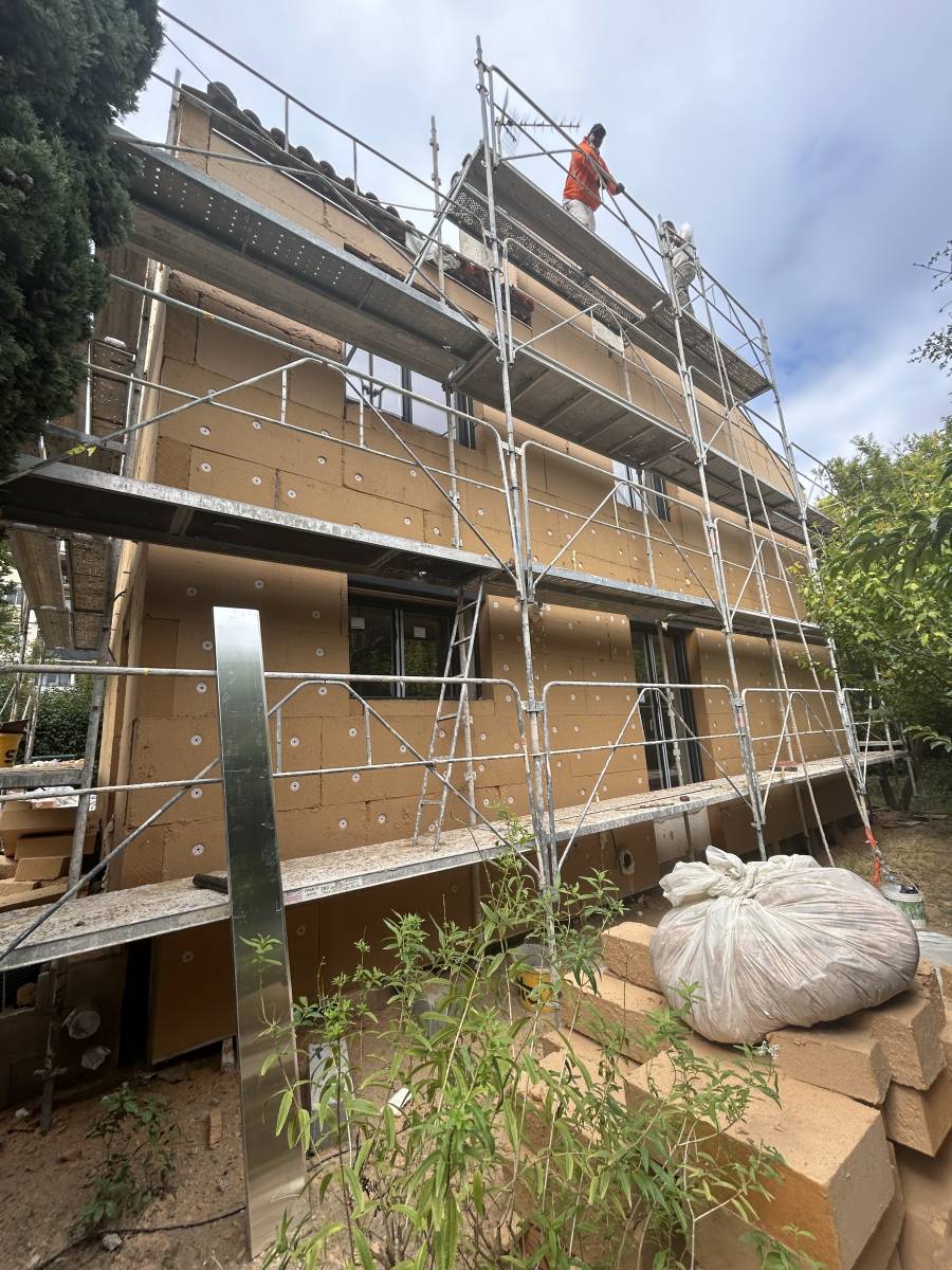 ​Isolant naturel, la fibre de bois offre performances thermiques, acoustiques et régulation hygrométrique.