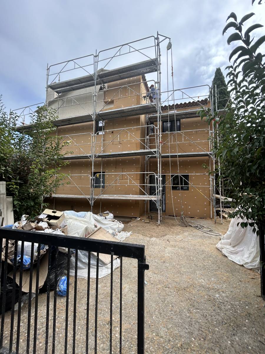 Pose soignée, support sec, découpe précise, isolation intérieure ou extérieure