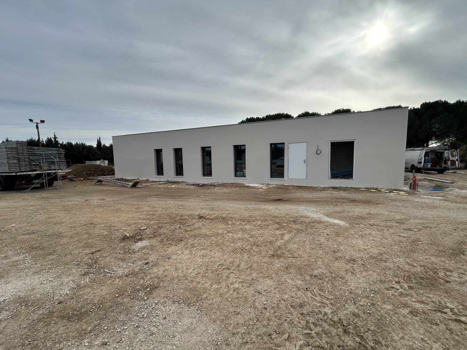 Réalisation d’un enduit monocouche sur supports neufs – Crèche d’Entrevignes