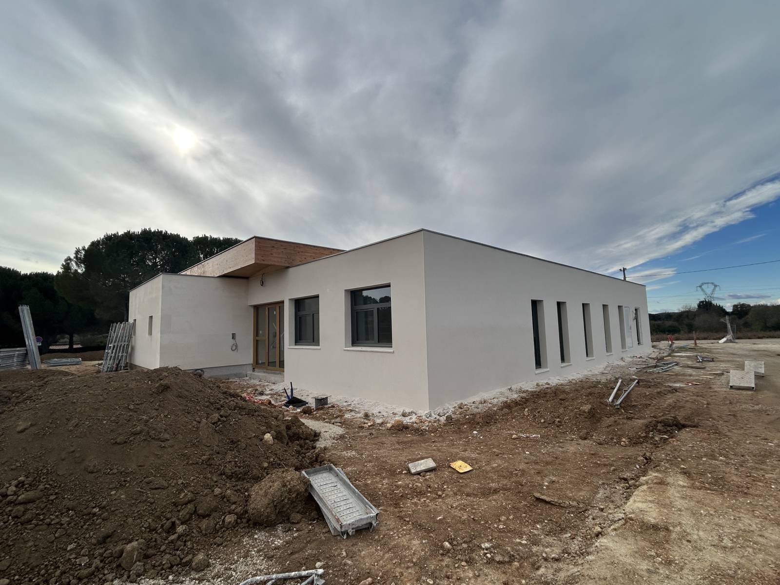 Réalisation d’un enduit monocouche sur supports neufs – Crèche d’Entrevignes