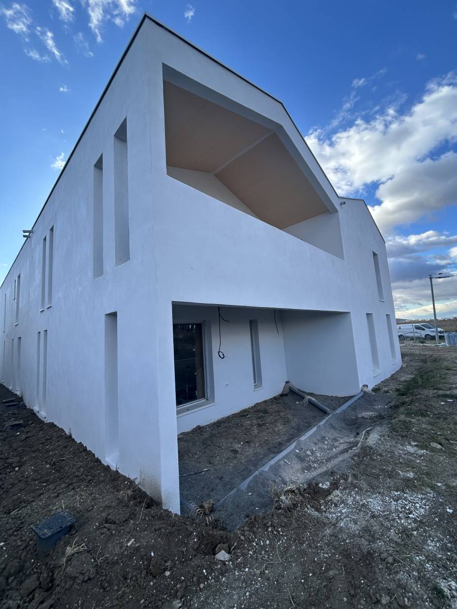 Réalisation d’un enduit monocouche sur copropriété neuve à Florensac
