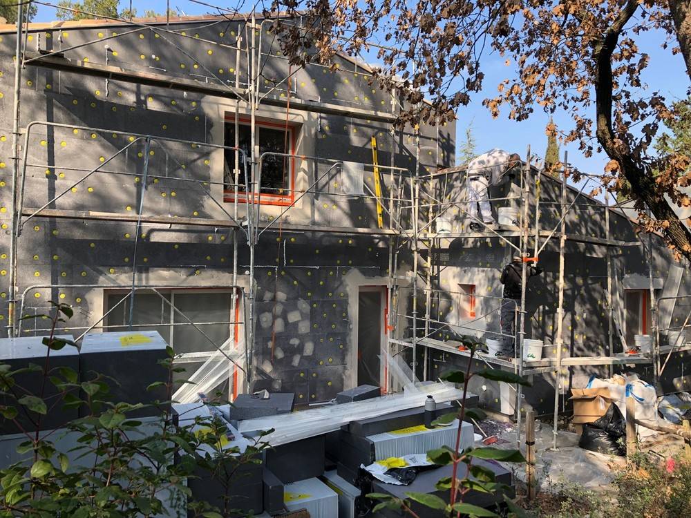 Réaliser une rénovation maison en ITE avec polystyrène pour améliorer son confort thermique et acoustique proche des Matelles dans l'Hérault