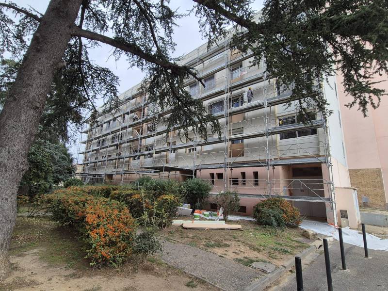 Réalisation d'une isolation par l'extérieur en laine de Roche sur une copropriété à NIMES