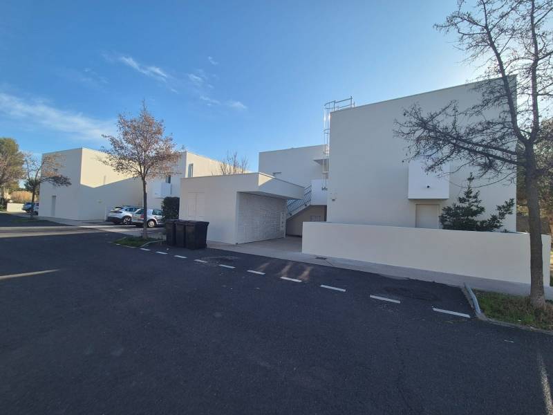 Assurez un nettoyage complet de ses façades avant peinture pour améliorer l'adhérence à Montpellier