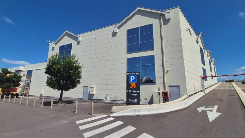 Application peinture D3 façade Centre Leclerc par Sud Ravalement