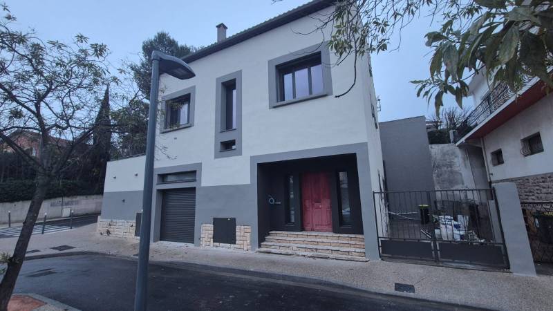 Peinture I3 : Revêtement de Façade Haute Performance pour Protection Imperméable et Durabilité Optimale