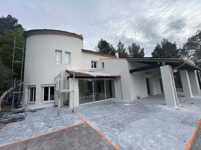 A Grabels, belle maison des années 1990, renovée avec de la peinture D3 structurée