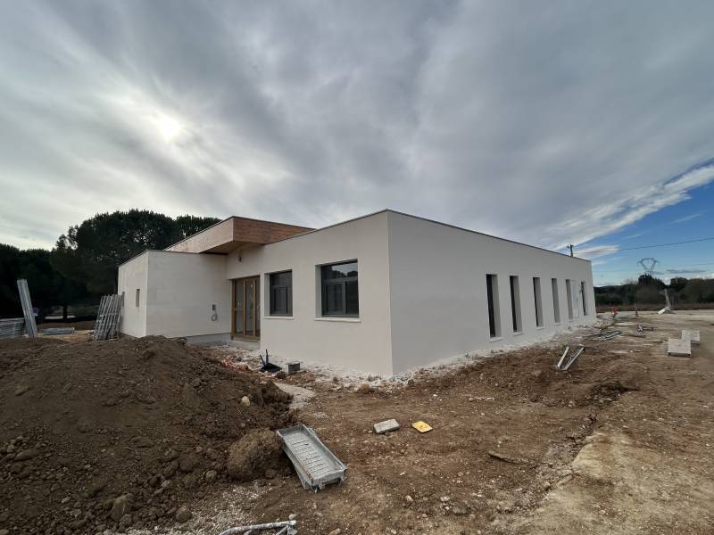 Réalisation d’un enduit monocouche sur supports neufs – Crèche d’Entrevignes