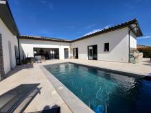 Notre zone d'activité pour ce service Faire réaliser des travaux de peinture extérieure avec une finition haute résistance contre les UV et les intempéries pour une protection durable situé à